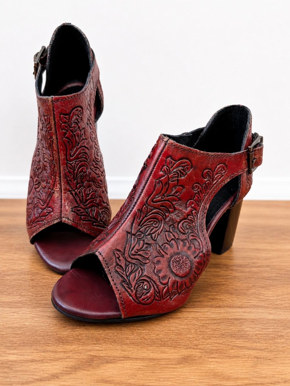 Roper Mika sandals in Burnished Red Floral Embossed Size 6 Women's